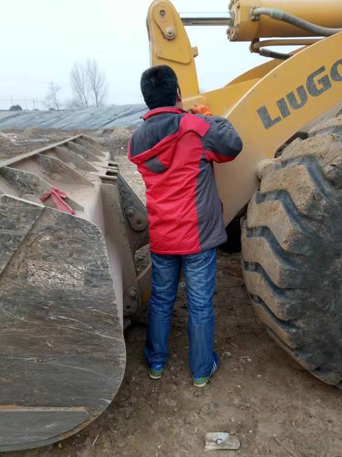 3,给装载机打黄油