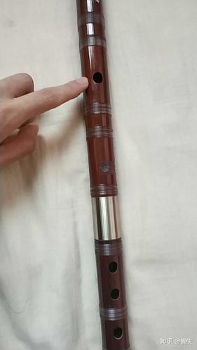 贴住笛子的哪个位置: 下嘴唇的唇线贴住吹孔的内侧, 贴的时候注意要