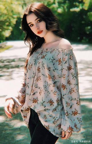 达莎的"仙女颜"无懈可击,身着碎花裙"美到窒息"