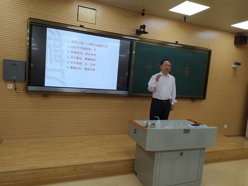 6日晚,北师大海口附校校长王宏在为初三学生上开学第一课.