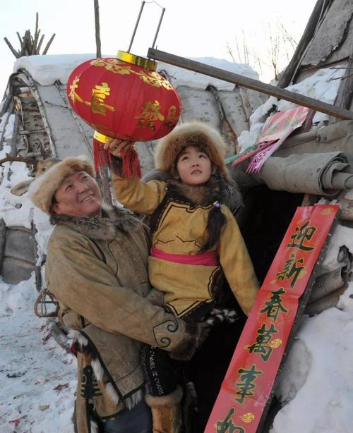 近几十年来,由于受到其他民族,尤其是汉族的影响,鄂伦春人的春节习俗