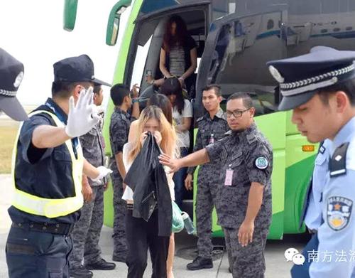 台湾籍电信诈骗犯押解珠海:大陆警察太正规