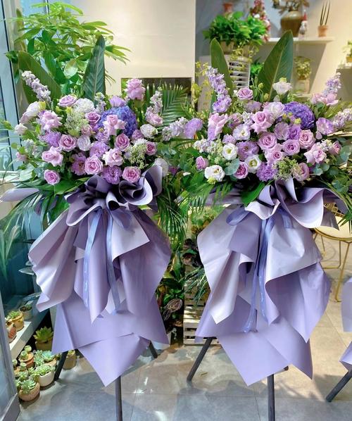 花篮内搭配了各种颜色的玫瑰,色彩丰富,层次感十足\n开业活动策划