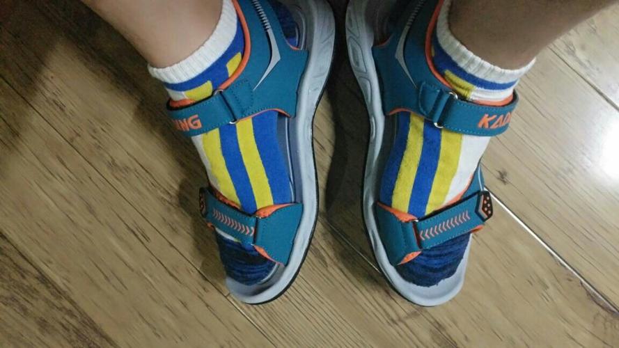 小孩的凉鞋可以配袜子穿嘛