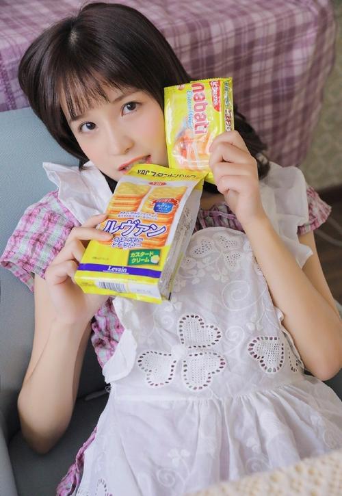 日系大眼萌妹白丝长腿女仆装性感写真图片