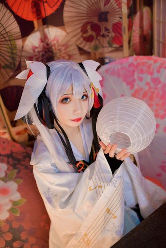 cos:雪初音双马尾巫女cos正片