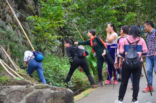 一人干活,全队帮忙!