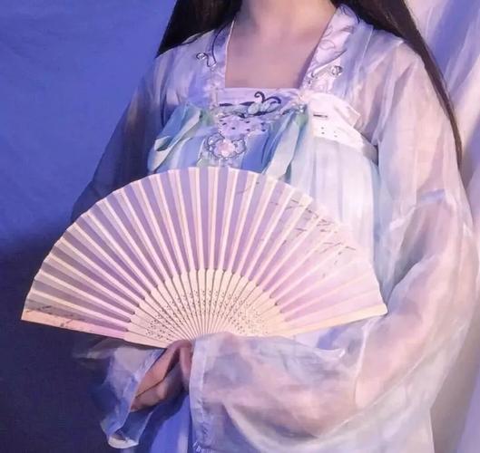 我的世界很小 说浪漫点我完全爱你 /汉服头像/女生头像