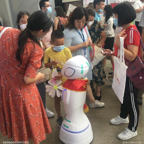 银行同款机器人 地产公司服务机器人 主持互动展厅讲解迎宾接待