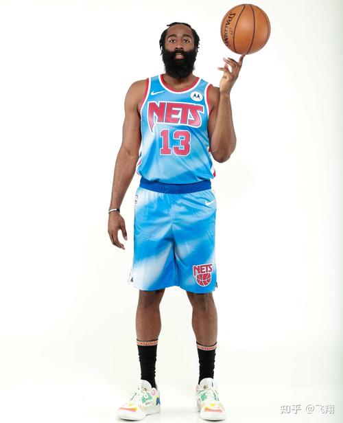 不得不独自把他和两个哥哥抚养成人,所以哈登小时候的家庭状况是比