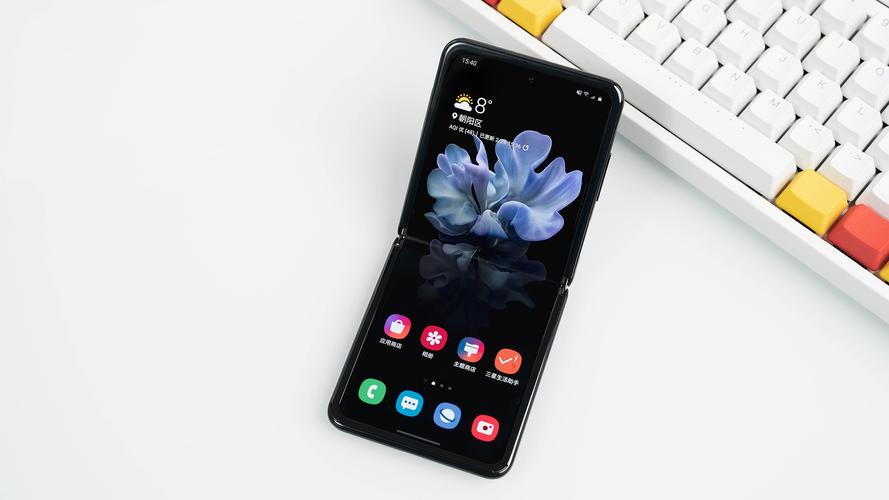 从容优雅的上下折叠屏手机三星galaxyzflip图赏