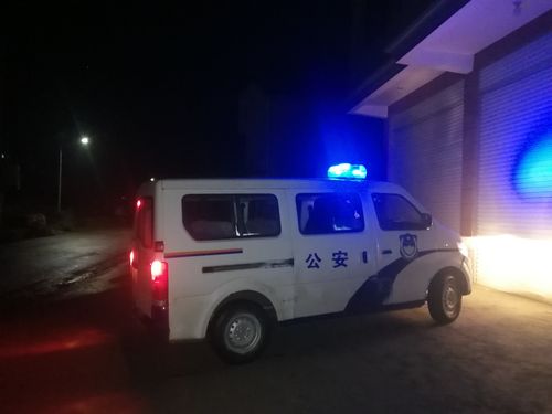 岩腊派出所夜晚巡逻图片.