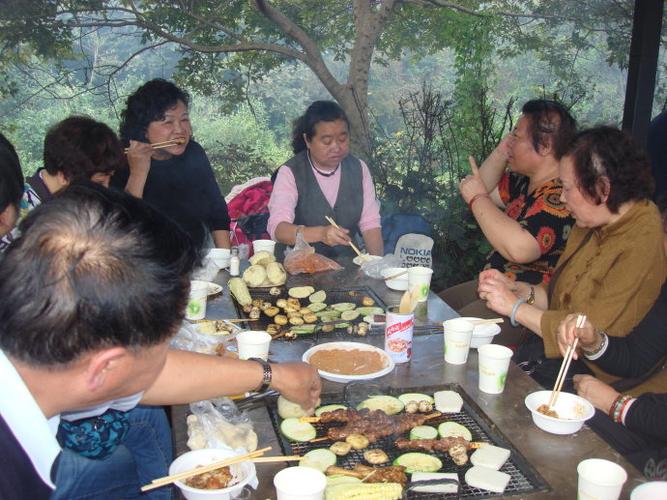 我和知青朋友们到海埂公园玩自助烧烤