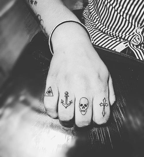 如果你坚持在手指上纹身,那一般纹身师建议就是选择一些简单