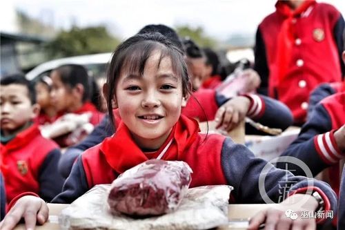 帽子围巾送来了!双龙小学生上学路上更温暖