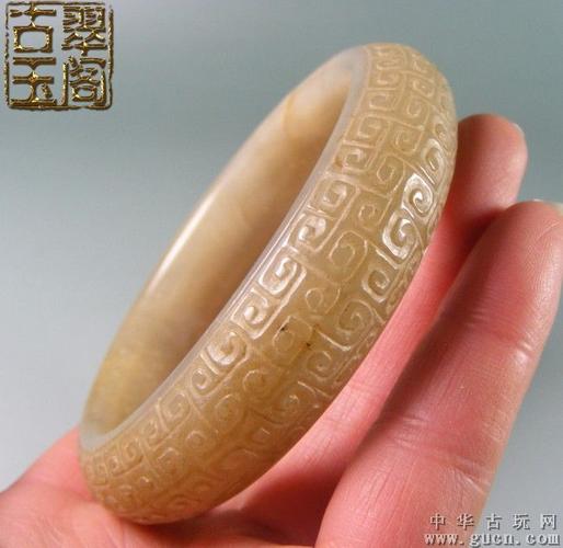 唐宋-和田青白玉玉质表面带沁卷云纹大圆玉手镯