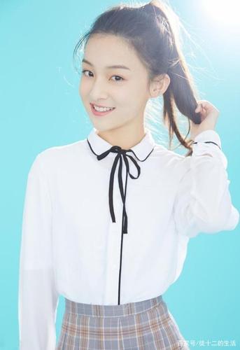 《庆余年》中的"妈妈",雪白色的披肩出场,美出天际