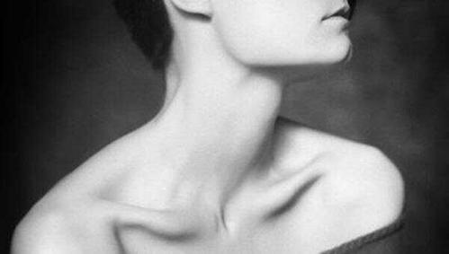 u型锁骨就是图中这种两个骨头深深凹陷,呈u型的锁骨.