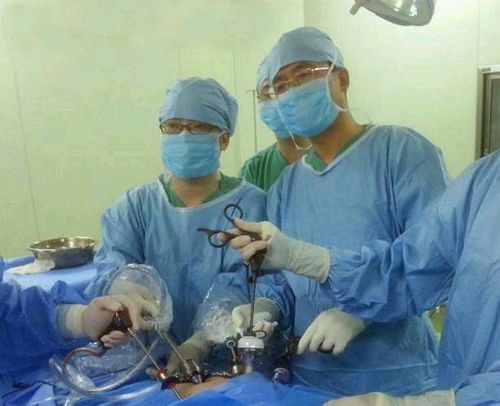 东三省首例剑突下入路胸腔镜肺大泡结扎胸膜术