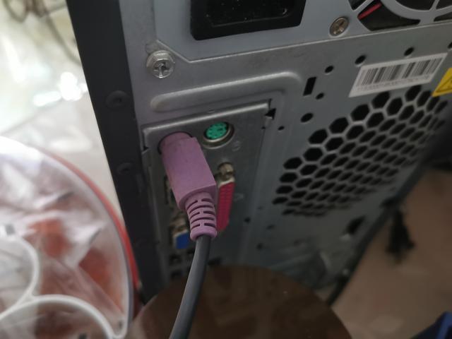 才能接入对应的接口,接入主机接口时,方形朝里,轻轻松松就可以插入到