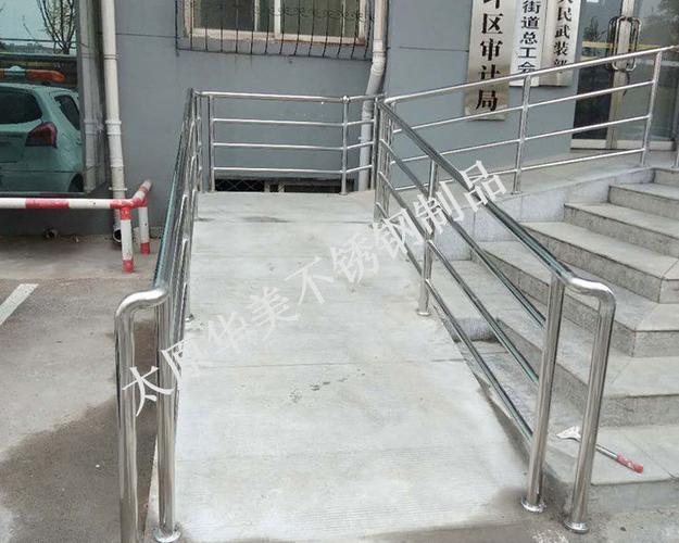 栏杆面管的斜度,配好弯头,再切割,连接固定.