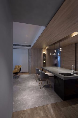 吧台既可以操作,也可以就餐,吊顶是用木饰面做的,非常的整体,又档次.