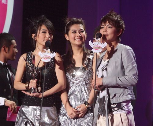 s是selina 任家萱,代表温柔. h是hebe 田馥甄,代表自信.