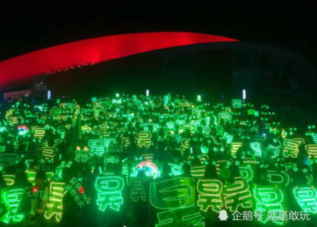 无人敢撞的"应援色",黄明昊若芽绿,三小只灿烂橙,而他