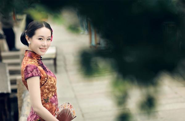 旗袍真是凸显中国女性的优点和特质的一种服装,婉约而内敛,高贵大方
