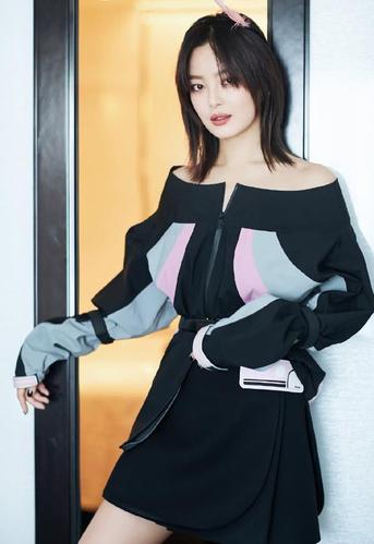 辛芷蕾就是洋气,"老头衫"挎水壶包走机场,老爹风也很潮