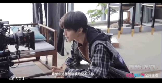 王俊凯边写论文边拍重生之门