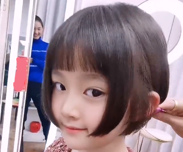 小女孩剪了款超短发后,居然可爱到让人另眼相看,女生:实在可惜