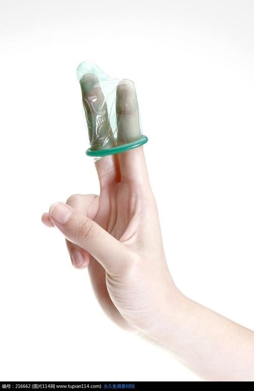 套在食指中指的绿色避孕套