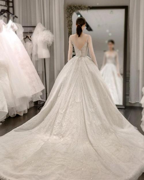 文咏珊穿着一袭非常隆重奢华的白色婚纱,真是美得像