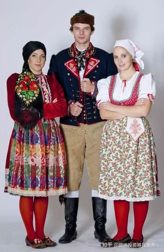 其世界其他民族一样,斯洛伐克人也有自己的民族服饰(slovensk kroj).
