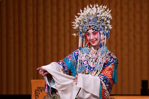 [转载]回眸一笑百媚生——五看"梅派"大青衣史依弘演《贵妃醉酒》