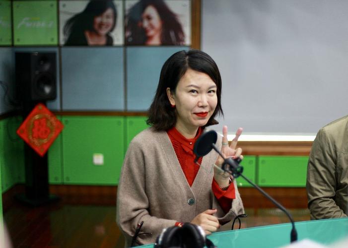 副总监张燕的带领下 快乐1062/生活942的主持人与记者们 深圳交通广播