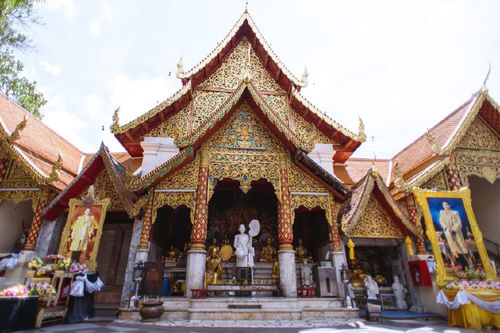 名胜古迹更是遍布清迈古城及四周,其中最著名的当属有着佛教圣