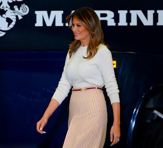 梅拉尼娅太有品味了!穿一万四长裙配白针织衫,酒红长靴真甜美!