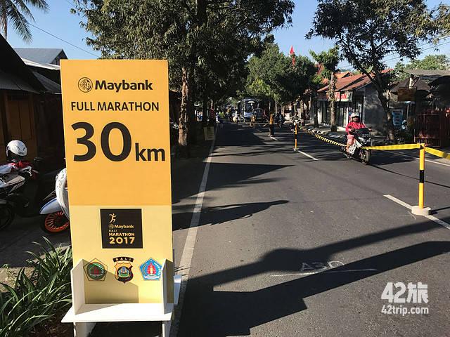 巴厘岛马拉松神的子民都在奔跑赛评团