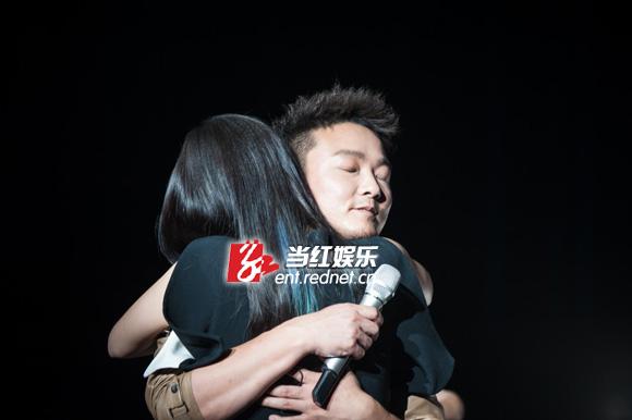 章子怡拥抱曾一鸣