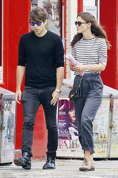 com 凯拉·奈特利 (keira knightley) 时髦休闲装扮与丈夫james right