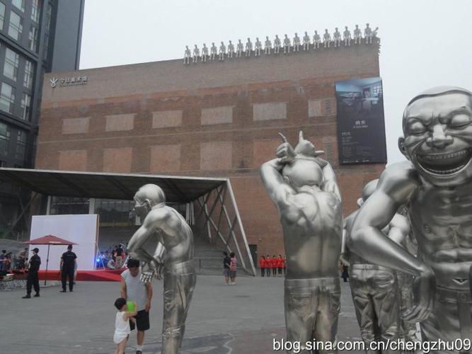 今日美术馆外   岳敏君的标志性笑脸雕塑