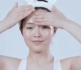 调理水很温和不含酒精 是痘痘肌和油皮的最爱 精华液质地一点都不