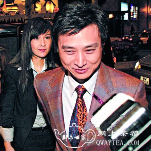 周慧敏倪震平安夜为婚宴试菜,倪震尽露胜利笑容