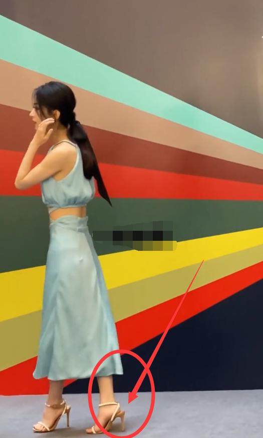 有种小脚叫赵丽颖穿高跟凉鞋,别人穿上尽显脚趾往前挤