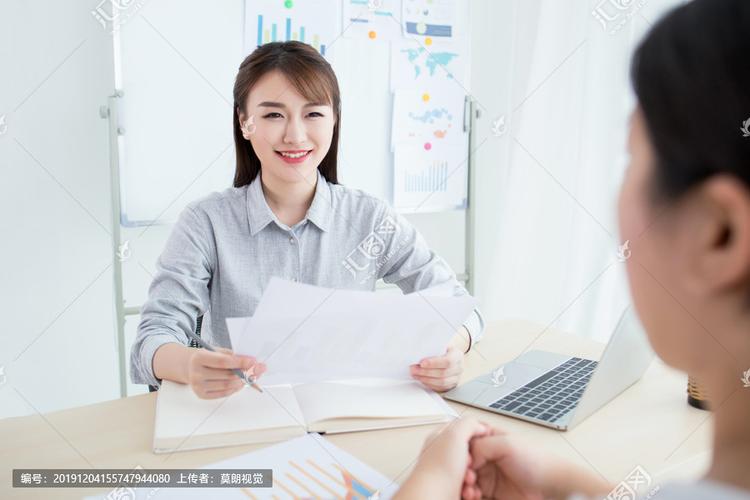 两个幸福的女人在办公室一起工作