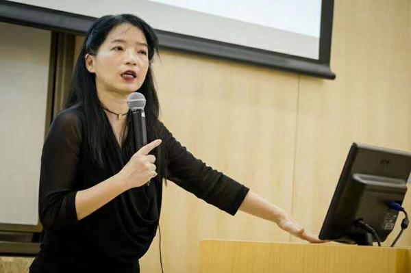 翻书党  去年,台湾大学学者,《大观红楼》系列作者欧丽娟教授曾在北京
