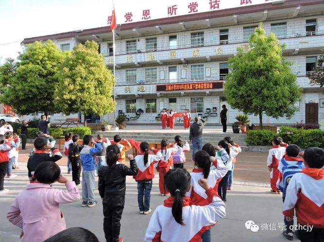 图为:清镇市卫城小学开展禁毒宣誓签名活动.