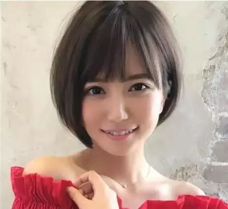 不对称短发 左长右短或者是前长后短的设计,可以使得女生的脸型看起来